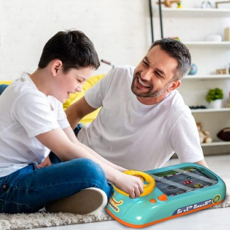 Kisgyermek szimulált vezetés versenyautó játék